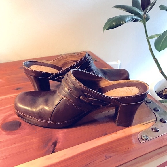 Clarks Artisan Brown Leather Clogs Womens SZ 6.5 Boho Chunky Heel Retro 70s Look - Picture 2 of 8
